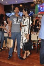 Siddharth Mallya, Sameera Reddy at the Inauguration of KIEHL_s outlet in South Mumbai on 14th Oct 2012 (26).JPG